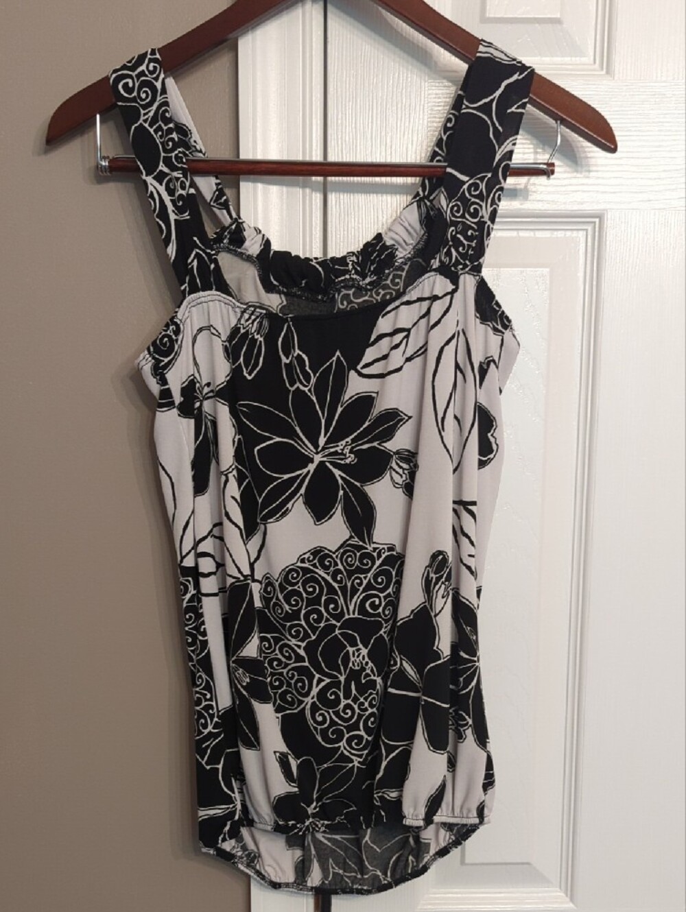 Y2K Women’s Black & White Floral Ruffle Neck Tank Top - Picture 3 of 7